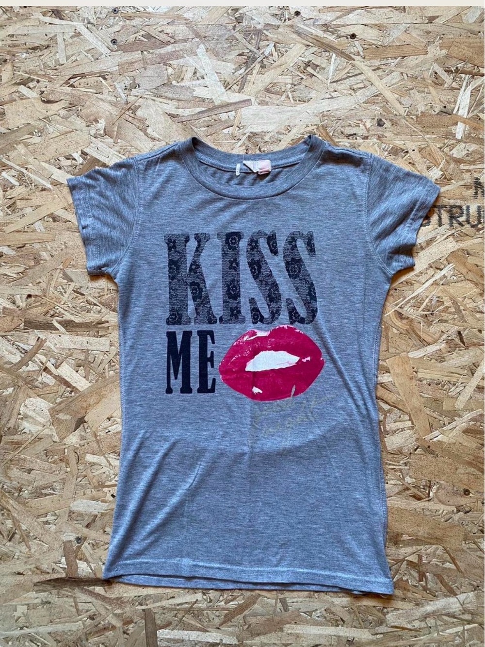 Ardene Grey Y2K Tee with Pink Lip Graphic